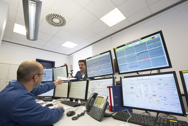 Von der neuen Messwarte überwachen die Mitarbeiterinnen und Mitarbeiter den Produktionsbetrieb der TDI-Anlage in Dormagen. (Bild: Bayer Material Science)