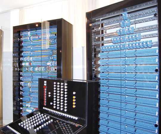 Z3-Nachbau: Der nach rund einjähriger Bauphase fertig gestellte, voll funktionsfähige Nachbau des Z3 ist wie das Original mit 5 Hz getaktet und besteht aus einer Bedienkonsole, dem Rechenwerk und dem Speicher, der alleine zwei mannshohe Schränke füllt. Z3-Nachbau: Der nach rund einjähriger Bauphase fertig gestellte, voll funktionsfähige Nachbau des Z3 ist wie das Original mit 5 Hz getaktet und besteht aus einer Bedienkonsole, dem Rechenwerk und dem Speicher, der alleine zwei mannshohe Schränke füllt.