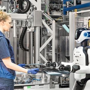 Im BMW-Werk Leipzig übernehmen Humanoide in einem Pilotprojekt verschiedene Tätigkeiten.(Bild:  BMW Group)