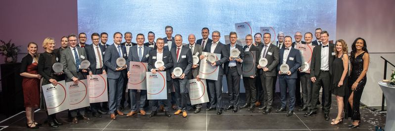 16 Unternehmen erhalten die Auszeichnung mit dem Meilenstein-Award. 16 Unternehmen erhalten die Auszeichnung mit dem Meilenstein-Award.