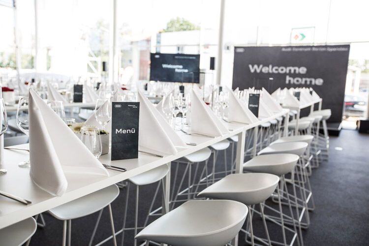 Zum Eröffnungsabend war für 400 Gäste bestuhlt, dafür musste die reguläre Einrichtung ein Stück weit weichen ... (Bild: Autohaus Berolina)