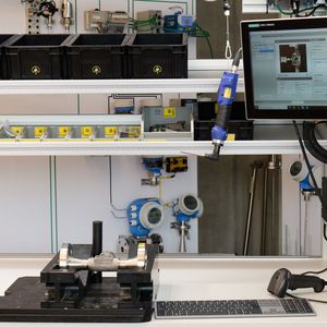 An den manuellen Montagearbeitsplätzen von Endress+Hauser befinden sich alle Vorrichtungen und Bauteile für die Montage. Die Kamera ist über dem Arbeitsplatz mit Fokus auf das Werkstück montiert.(Bild:  Endress+Hauser)