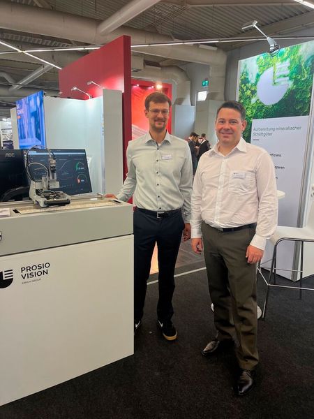 Johannes Lukas (l.) und Matthias Gärtner (r.) von Eirich mit der neuen VC-Lab zur dynamischen Bildanalyse von Partikelgröße, -farbe und -form. (Bild: SCHÜTTGUT)