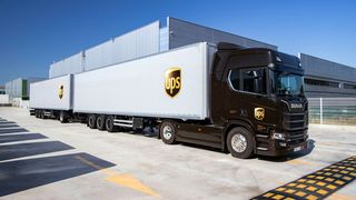Mit UPS-Duo-Trailern lassen sich mehr Waren transportieren und gleichzeitig Kraftstoff einsparen. (Bild: UPS)
