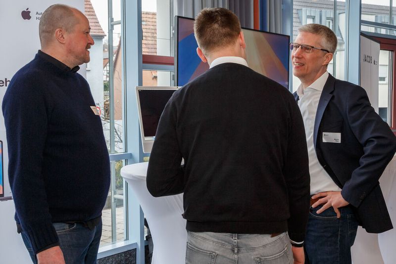 Martin Elser von Apple präsentiert Christian Reichenecker und Michél Hube von JACOB die Vorteile und Möglichkeiten des neuen Apple-Sortiments. (Bild: Jacob)