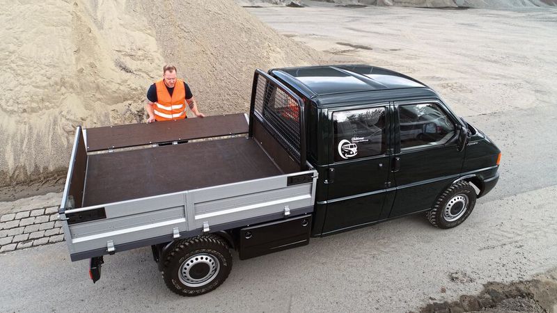 Auch die „Doka“, die Doppelkabine, bot im Fall des T4 dank des langen Radstands eine deutlich größere Pritsche als der T3. (Bild: VWN)