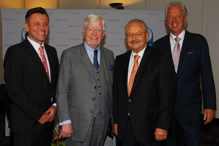 Nach der Wahl: (v.li.) ZDK-Vizepräsident Wilhelm Hülsdonk, ZDK-Ehrenpräsident Robert Rademacher, ZDK-Präsident Jürgen Karpinski und ZDK-Vizepräsident Ulrich Fromme. (Foto: Zietz)