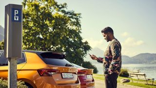 Der Service „Pay-to-Park“ ermittelt, wo ein Fahrzeug geparkt wird – Nutzer können die Gebühren per App bezahlen. (Bild: Skoda)
