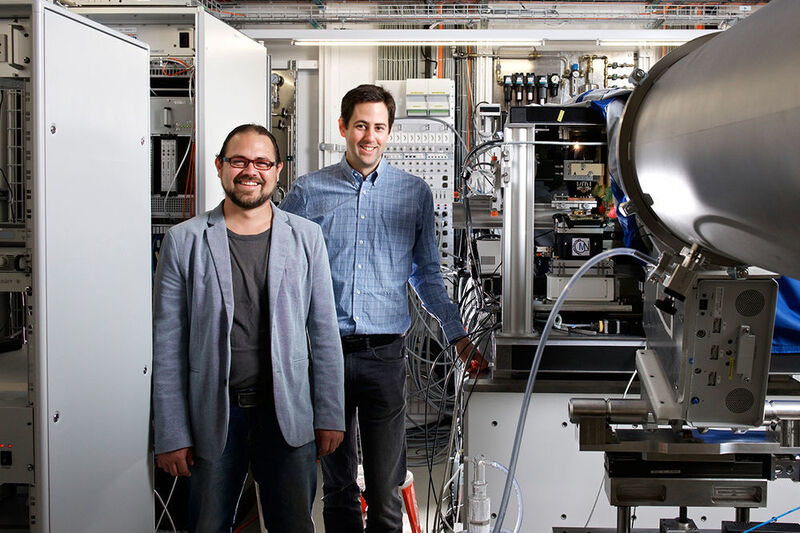 Die PSI-Forscher Mirko Holler (rechts) und Manuel Guizar-Sicairos an der Strahllinie cSAXS an der Synchrotron Lichtquelle Schweiz SLS des Paul Scherrer Instituts. Hier haben sie die dreidimensionale Struktur eines Mikrochips sichtbar gemacht.  (Paul Scherrer Institut/Markus Fischer)