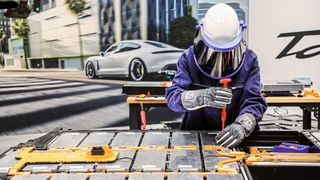 Porsche will möglichst viele seiner Händlerbetriebe fit machen für die Batteriereparatur.  (Bild: Porsche)