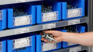 Die Prinzipien der Lean Production verlangen laut Reyher zunehmend flexiblere Hallenlayouts. Das neue mobile Kanban-Regal des Unternehmens leiste vor diesem Hintergrund einen zukunftsweisenden Beitrag.  (Reyher)