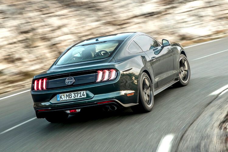 Eine Menge Chrom fehlt, der Grill ist schwarz und ohne galoppierendes Wildpferd präsentiert sich der Bullitt. Zudem gibt es keine Ford-Embleme. (Ford)