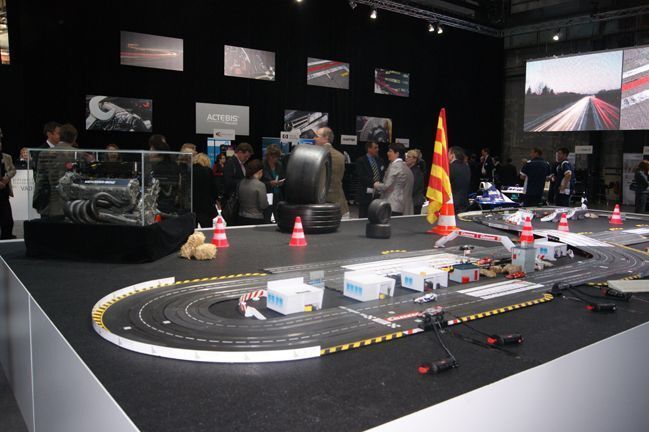 Alles im Zeichen des Motor-Sports: Carrera-Bahn im VAD-Bereich. Wer hier technische Lösungs-Fragen gut beantwortete, konnte einsteigen. (Archiv: Vogel Business Media)