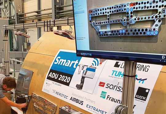 Biled 1: Die smarte Nietbohrkontrolle ist da! Rechts oben ist der digitale Zwilling einer Bohrschablone für Nietbohrungen mit ADU zu sehen. Biled 1: Die smarte Nietbohrkontrolle ist da! Rechts oben ist der digitale Zwilling einer Bohrschablone für Nietbohrungen mit ADU zu sehen.