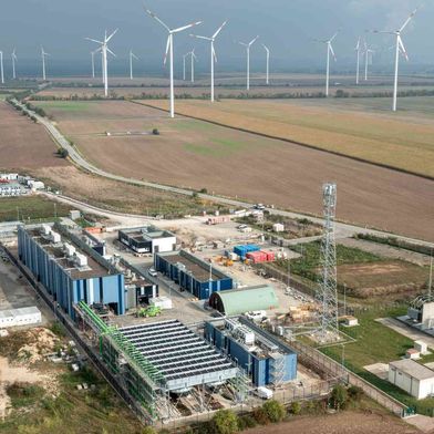 Die Prozesskette des grünen Wasserstoffs erstreckt sich im Energiepark Bad Lauchstädt von der Erzeugung mit Windstrom über den Transport und die Vermarktung bis hin zur Nutzung in der Industrie.  (Bild: Tom Schulze)