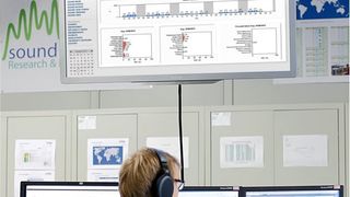 Die Akustikingenieure von Johnson Controls können von Solingen aus in Produktionswerke weltweit „hineinhören“. Sie stellen so die Sound-Qualität jeder einzelnen Sitzstruktur, die von den Bändern der angeschlossenen Werke läuft, sicher. (Foto: Johnson Controls)