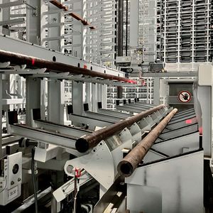 Insgesamt sieben Ausgabestationen vereinzeln die stählernen Stangen bei SEW-Eurodrives und übergeben diese an die Zufuhr-Rollenbahn der Sägen. Im Zentrum des Geschehens agiert ein Wabenlagersystem von Kasto mit 5.140 Plätzen für die Halbzeuge. Es kann drei Tonnen tragen.(Bild:  Kasto)