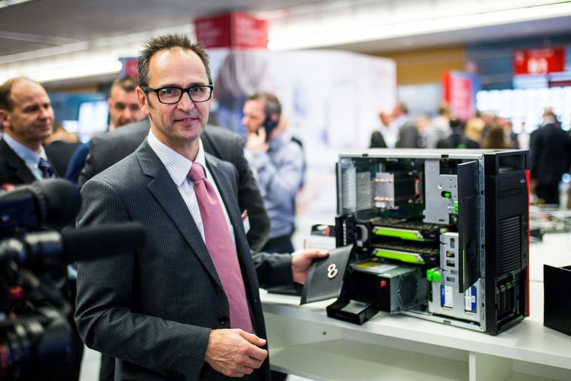 Georg Bogendörfer, Senior Business Developer Client PC bei Fujitsu, mit der neuen Workstation CELSIUS M770. (Fujitsu)
