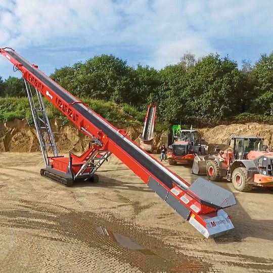 Das raupenmobile Band MFB 30/120K ermöglicht Abwurfhöhen bis knapp 13 m.(Bild:  © Moerschen)