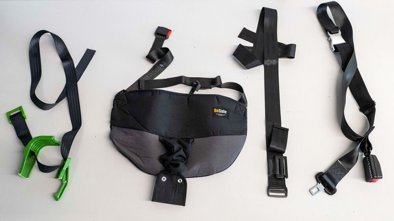 Geprüft wurden vier Systeme mit Metallhaken, Kunststoffhaken, Gummizug mit Druckknöpfen sowie mit Zusatzgurt. (Bild: ADAC)