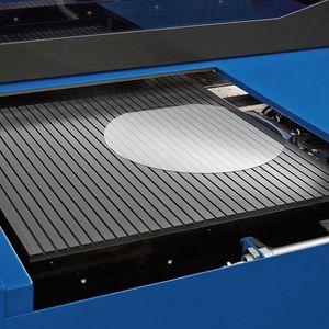 Zum Herstellen feiner Löcher in Glas hat LPKF das laserinduzierte selektive Ätzen schneller gemacht.