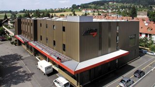 Hawa entwickelt und produziert seine hochwertigen Schiebebeschlagsysteme am Unternehmenssitz in Mettmenstetten. (Bild: Hawa AG Schiebebeschlagsysteme)