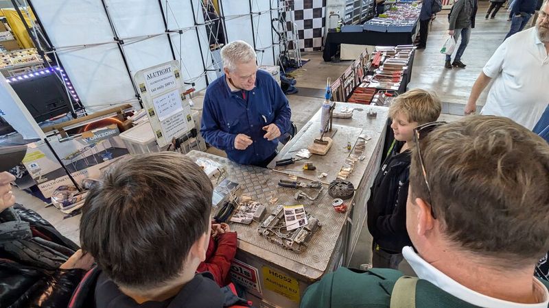 Wer, wie, was; wieso, weshalb, warum? Wer nicht fragt, bleibt ... Selbst jüngste Besucher zeigten sich interessiert an Technik – klasse! (Bild: Dominsky – VCG)