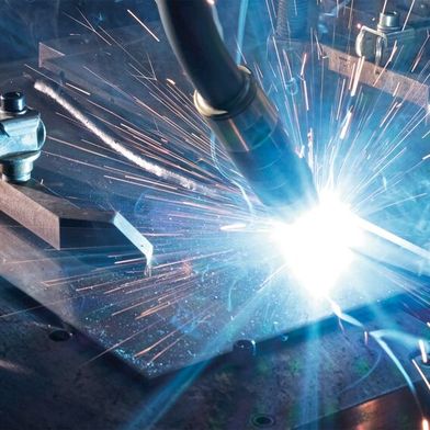 In der Abbildung ist ein automatisiert geführter MSG-Schweißprozess zu sehen, bei dem eine integrierte OCT-Sensorik die Naht während des laufenden Schweißens verfolgt und anschließend prüft, so der Hersteller. (Bild: Lessmüller)