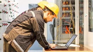 Wie muss man handeln, dass zukünftige Maschinenausfälle nicht eintreten? Prescriptive Maintenance liefert die notwendigen Infos. (©guruXOX - stock.adobe.com)