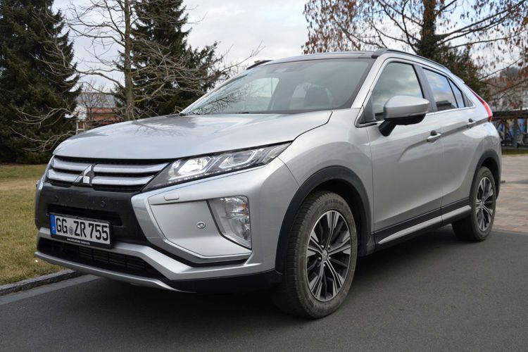 Die Front des Fahrzeugs ist geprägt von dem Kühlergrill, den Chromelementen und den zweigeteilten Scheinwerfern. (Bild: Schreiner/»kfz-betrieb«)