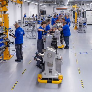 From July 2023, volume production of the fuel-cell power module (FCPM) on an area currently almost as large as half a soccer field will start in the Feuerbach plant.(Source:  Bosch)