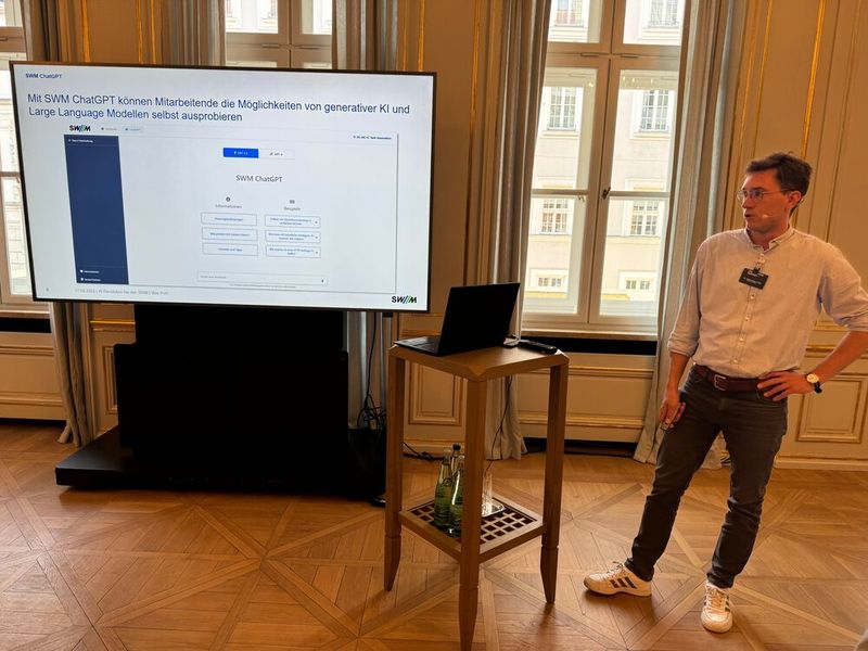 Wie die Stadtwerke München die Weichen für die KI-Revolution stellen, beschrieb Dr. Maximilian Pohl, Head of IT Innovation bei den Stadtwerken München. (Bild: Vogel IT-Medien)