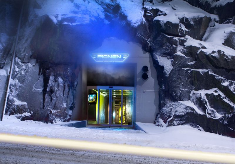 Pionen White Mountains ist das größte Rechenzentrum des schwedischen Internet Service Providers Bahnhof AB. Es wurde in einem ehemaligen Zivilschutzbunker eingerichtet und befindet sich unter rund 30 Metern Fels unterhalb des Parks „Vita bergen (Weiße Berge)“ im Stockholmer Innenstadtbezirk Södermalm. (www.bahnhof.net)