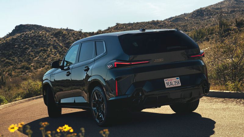 Der wuchtige Auftritt außen korrespondiert mit einem opulent gestalteten Interieur. (Bild: Autoren-Union Mobilität/BMW)