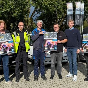 Gutes Licht! Gute Sicht! – unter diesem erweiterten Motto startet die Kfz-Innung Aschendorf-Hümmling gemeinsam mit der Verkehrswacht Aschendorf-Hümmling, dem Polizeikommissariat Papenburg und den Prüforganisationen die diesjährige Verkehrssicherheitsaktion: den Licht-Sicht-Test 2025. Mit dabei: (v.l.) Verena Falkenstein (Verkehrswacht), Lothar Kammer (Polizei), Holger Schouwer (TÜV Nord), Markus Ahrens (Kfz-Obermeister), Pascal Albers (Kfz-Geschäftsführer) und Lars Bunte (Kfz-Vorstandsmitglied).(Bild:  Kfz-Innung Aschendorf-Hümmling)