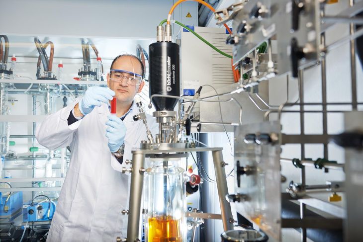 Die Wissenschaftler im Institut für Polymerforschung haben ein neues Herstellungsverfahren für Membranmaterialien entwickelt. Das neue Material zeigt eine fünffach höhere Permeabilität gegenüber konventionell thermisch hergestellten Material. (Christian Schmid/HZG)