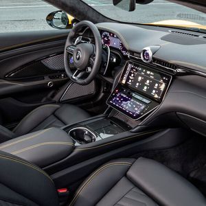 Auch was analog aussieht, etwa die Uhr in der Armaturenbrettmitte, ist beim neuen Gran Turismo digital.(Bild:  Maserati)