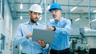 Produktionsleiter sind für den reibungslosen Ablauf in Fertigungsstätten zuständig. (Gorodenkoff - stock.adobe.com)