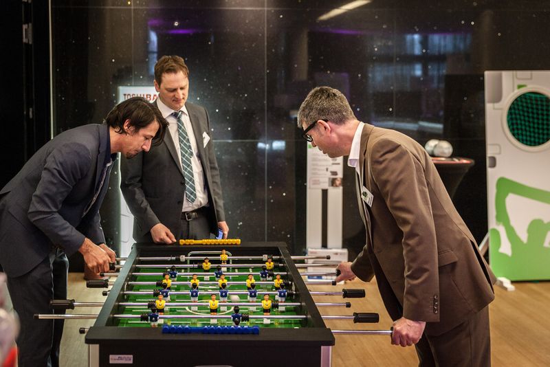 Halbzeit-Pause am Tischkicker. (Bild: Toshiba)