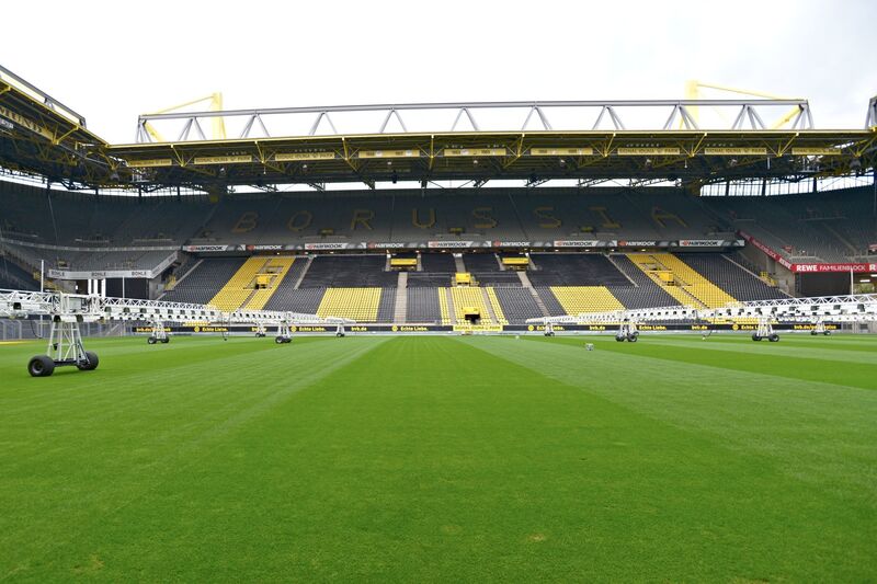 Der Swyx Partnertag 2013 fand in einer exklusiven Location statt: Im Signal Iduna Park, dem größten Fußballstadion Deutschlands, erfuhren die Fachhändler nicht nur Neues rund um Swyxware und die Cloud – auch das Thema Fußball kam nicht zu kurz.  (Swyx)