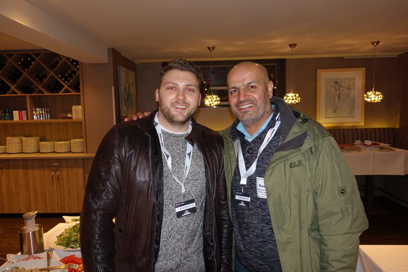 Abdullah Cakmak mit seinem Kollegen Maximilian Hüfner, Hannspree. (Bild: IT-BUSINESS)