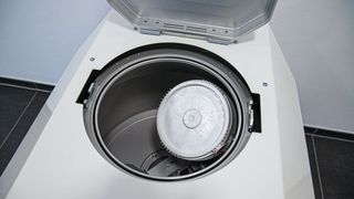 Die neue Generation von Mischern vietet die Echtzeit-Temperaturregelung, Vakuum, Sensorintegration und variable Gegenrotation. (Bild: Hauschild Speedmixer)