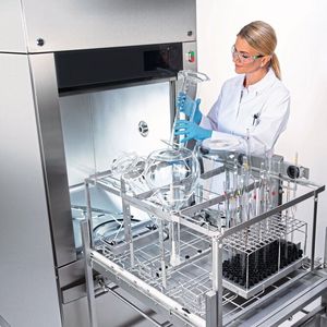 iel Platz bieten die Großraum-Laborspüler PLW 86 von Miele, und für die Aufbereitung steht eine Vielzahl an Beladungswagen und Körben zur Verfügung.