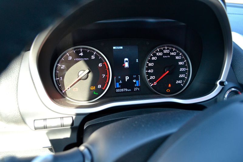 Hinter dem Lenkrad geht es im Eclipse Cross noch recht analog zu. (Seyerlein / »kfz-betrieb«)