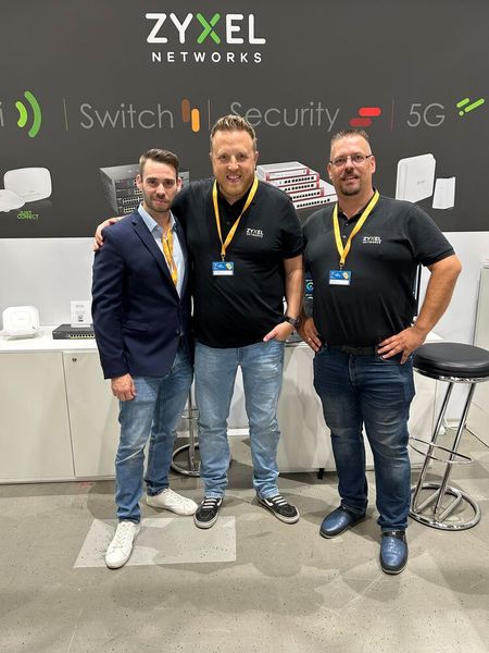 Auch noch kurz vor Ende der Messe ist die Stimmung am ZYXEL-Stand ungebrochen gut – Dank (v. l.) Marcel Rostalski, Garvin Münch und Claas Heins! (Bild: Vogel IT-Medien)