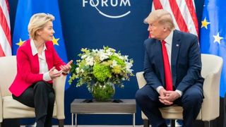 Vor Kurzem fanden Gespräche zwischen Ursula von der Leyen und dem US-Präsidenten in Schottland statt, um die drohende Eskalation mit den Zöllen im Vorfeld zu entschärfen. Das Ergebnis sei vor allem für die deutsche Autoindustrie nicht erquickend ... (Bild: AP)