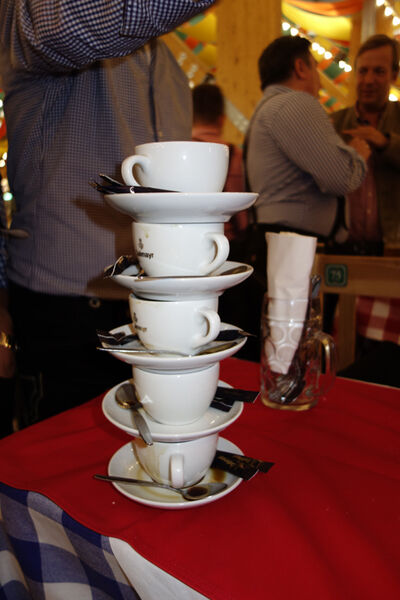 Früher hat man Flachmänner-Türme aufgebaut, aber Kaffeetassen scheinen der neue Trend zu sein. (Bild: IT-BUSINESS)