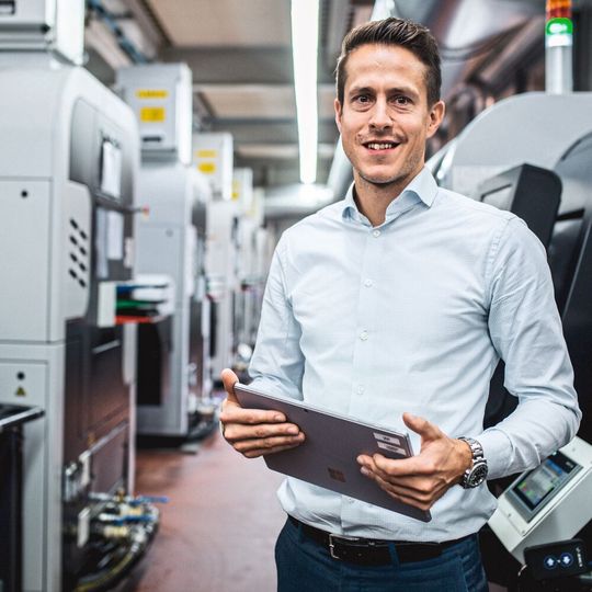 Eine Vielzahl an Daten in Verbindung mit Künstlicher Intelligenz (KI) richtig zu nutzen und auszuwerten, wird produzierenden Unternehmen weitreichende Chancen auf effizientere Abläufe eröffnen. Eine Vielzahl an Daten in Verbindung mit Künstlicher Intelligenz (KI) richtig zu nutzen und auszuwerten, wird produzierenden Unternehmen weitreichende Chancen auf effizientere Abläufe eröffnen.