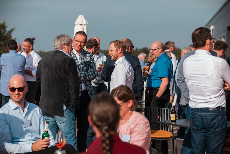 Anregende Getränke und rege Gespräche – die perfekte Kombination für einen Frühlings-Nachmittag. (Bild: C4B)