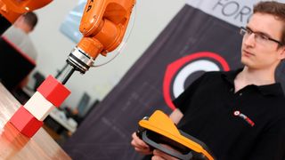 Durch den erweiterten Tastsinn können Optoforce-Sensoren einem Roboterarm von Kuka den Mittelpunkt eines Objekts zeigen.  (Optoforce)
